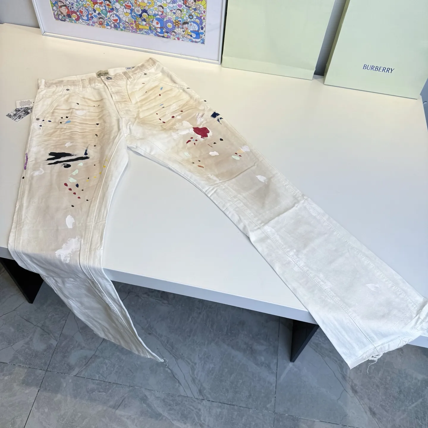 P250 model number: D457 GALLERY DEPT. ss25 new color graffiti hand-painted splicing printed letters bootcut jeans Size: 28, 30, 32, 34, 36 (S-XXL) Color: hand-painted white Size reference: pants length 100 102 104 106 106 waist 72 76 80 84 88 recommended weight S (about 110 pounds) M (about 120 pounds) L (about 140 pounds) XL (about 165 pounds) XXL (about 185 pounds)